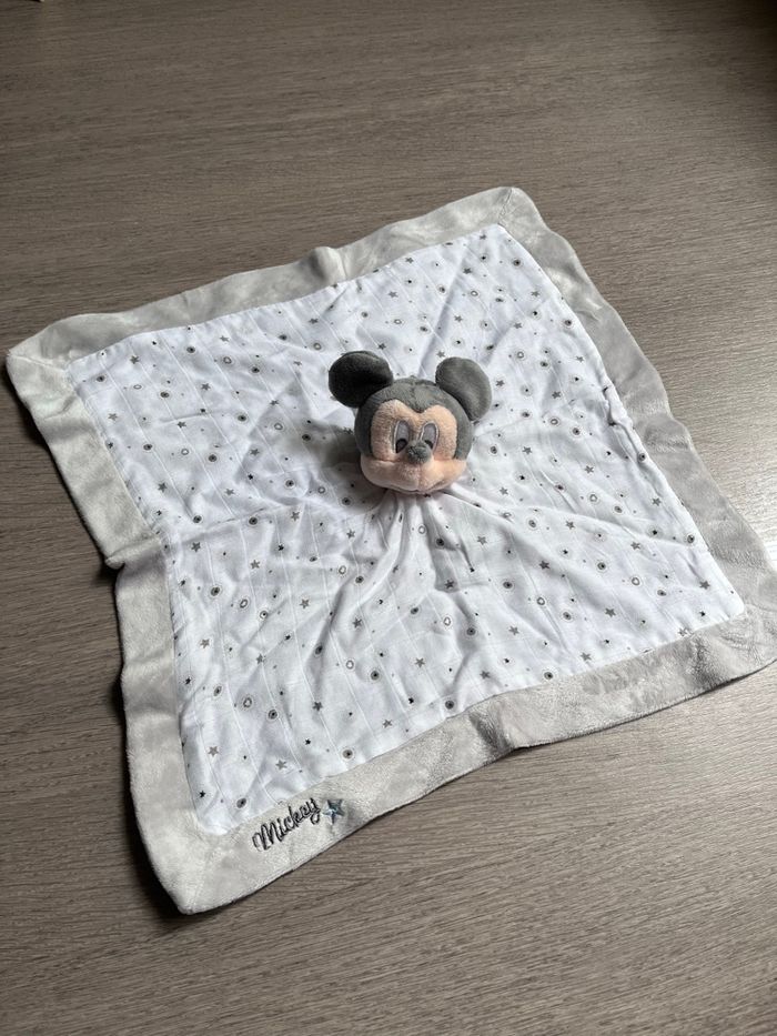 Doudou Mickey plat gris disney baby neuf sans étiquette