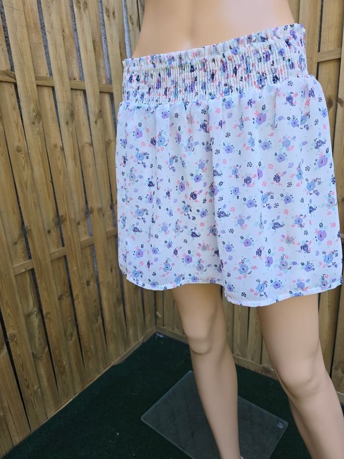 Jupe courte voilage 🍒Jennyfer🍒taille M peut convenir à un S aussi - photo numéro 3