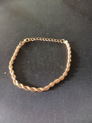 Bracelet doré entrelacés