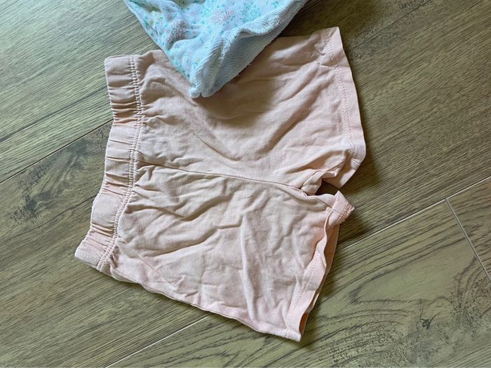 Lot de deux short fille 18 mois - photo numéro 2