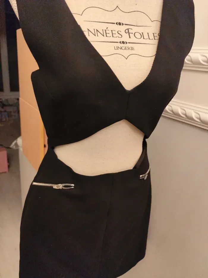 Robe noir courte Zara découpé poitrine noire zip - photo numéro 2