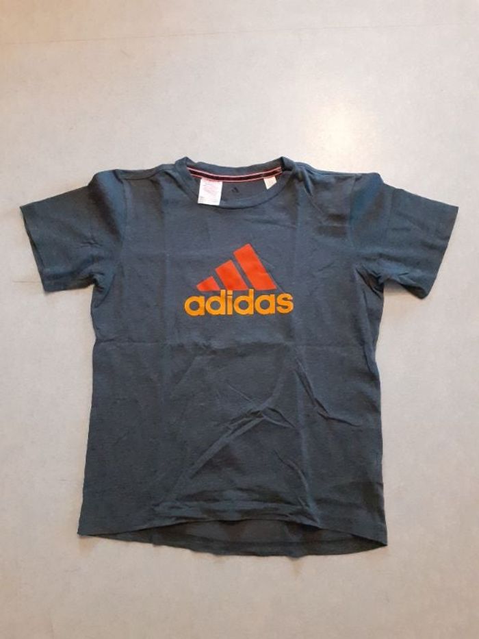 T-shirt Adidas Climatite Cotton gris avec logo Adidas rouge/orange