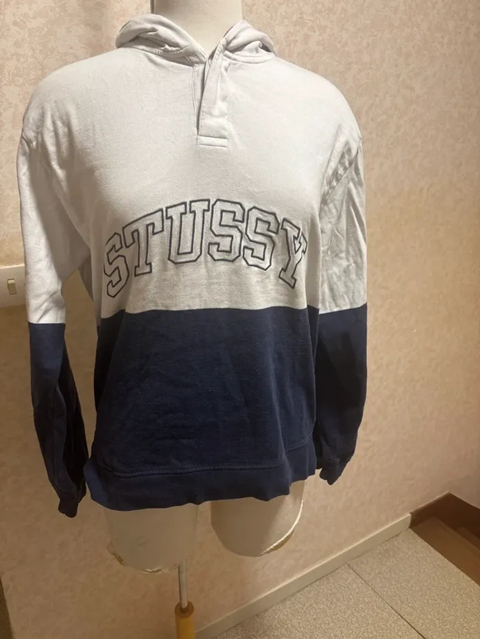 Sweat Stüssy à capuche – Blanc & Bleu marine – Taille L – Très bon état mixte