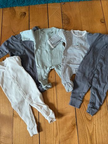 Lot de 5 pyjamas en très bon état taille 1 mois