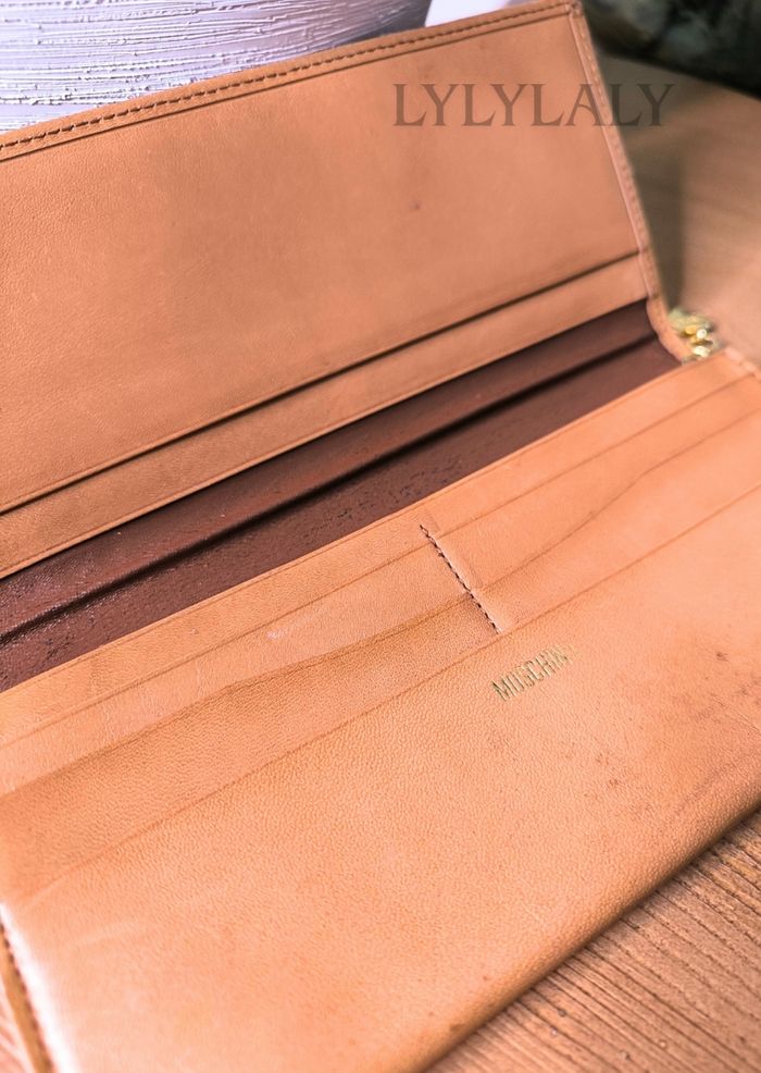 💛 Portefeuille vintage Moschino – Cuir camel embossé – Logo cœur & peace dorés - photo numéro 4