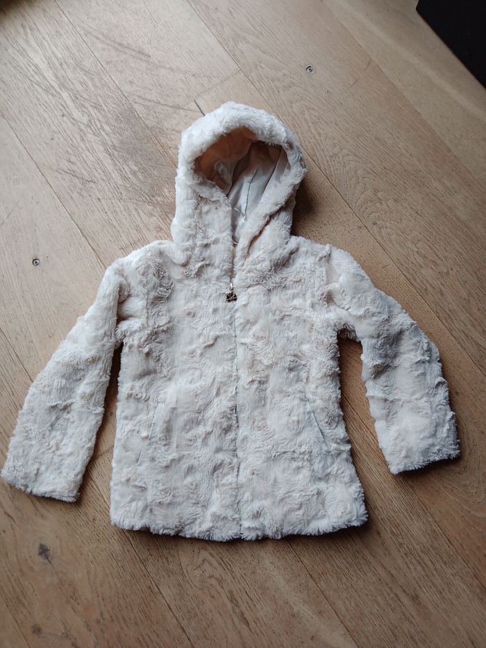 Veste à capuche imitation fourrure blanche – Taille 3/4 ans