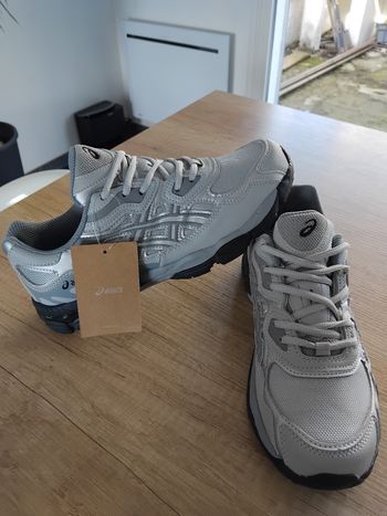 Baskets Asics Gel grise 43.5