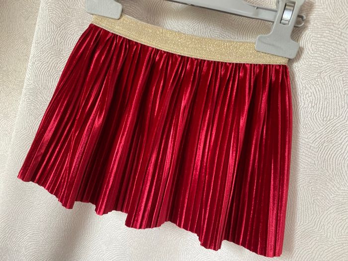 Très jolie petite jupe plissée en velours rouge et or 9-12 mois LC Waikiki