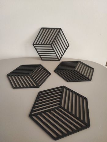 Lot de 4 dessous de plat noirs en silicone – Design hexagonal graphique