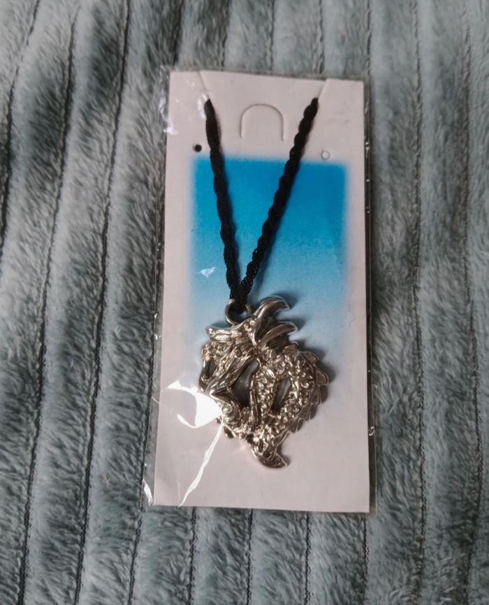 Collier pendentif dragon argenté