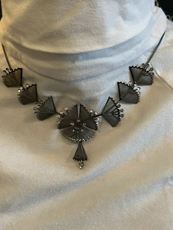 Joli collier noir neuf