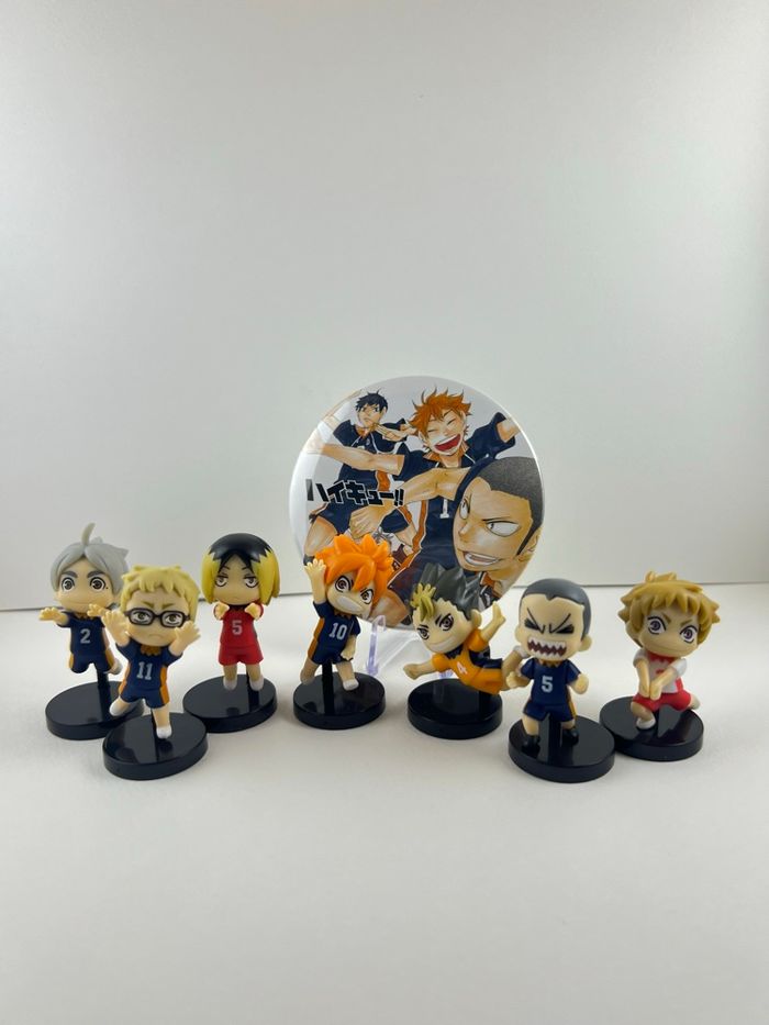 Lot 7 mini figurines Haikyuu + Pin’s offert