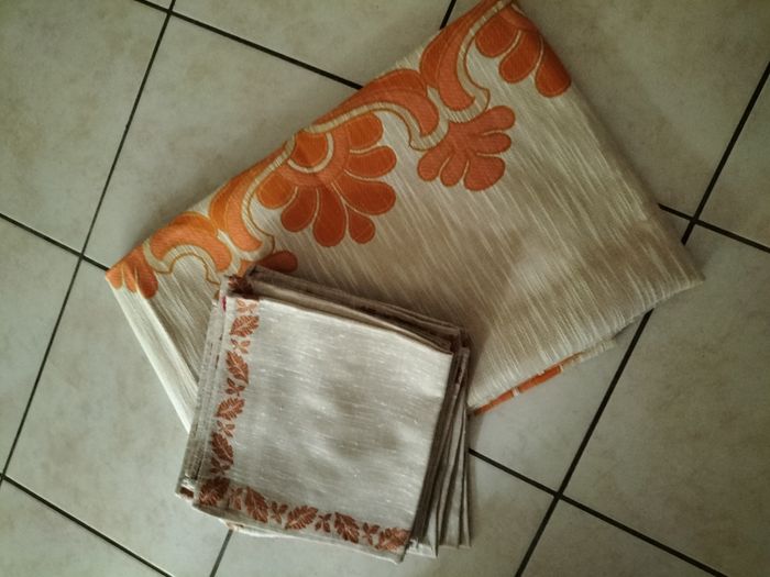 nappe 12 personnes 140x220 bon etat - photo numéro 3