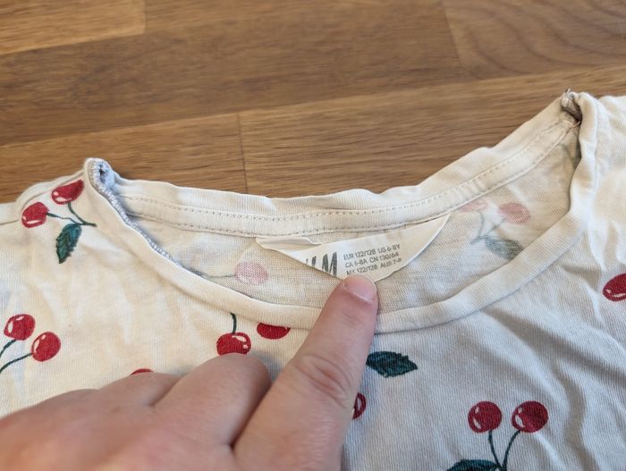 T-shirt cerises fille 6 -8 ans 122-128 cm H&M - photo numéro 2