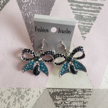 Jolies boucles d'oreilles nœud