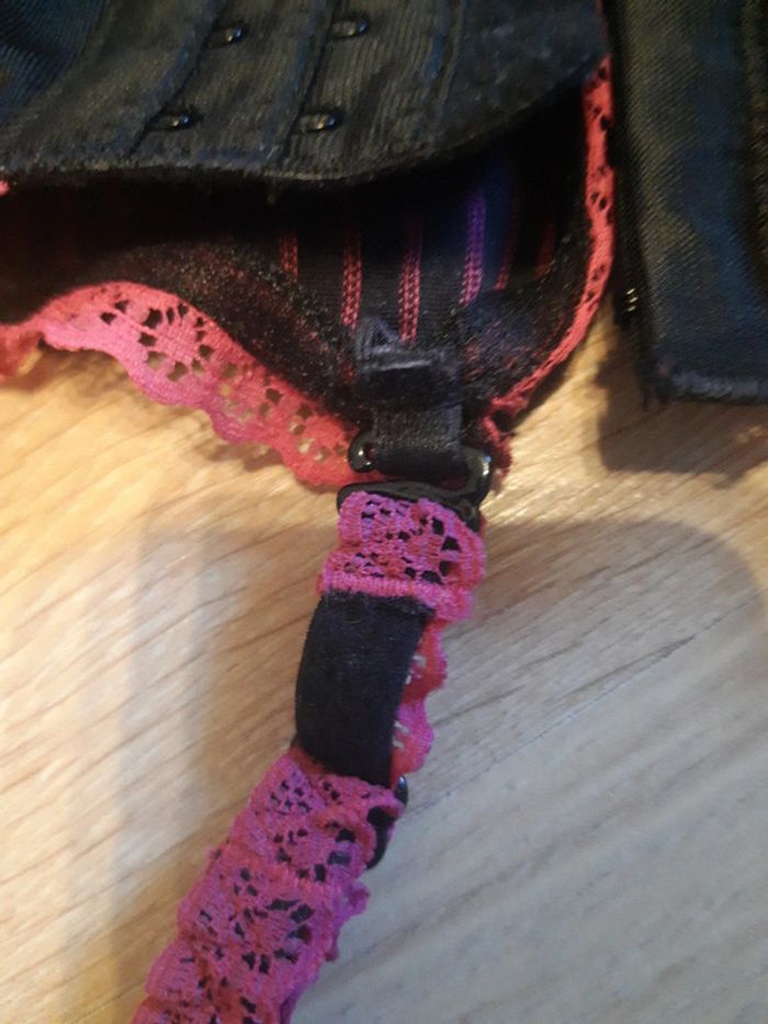 Porte jarretelle noir et fushia - photo numéro 9