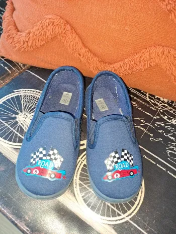 Chaussons bleu tex basic 29 enfant comme neufs semelles gomme rebondissantes confortables