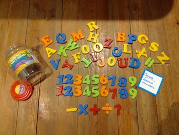 Seau de chiffres et lettres aimantés