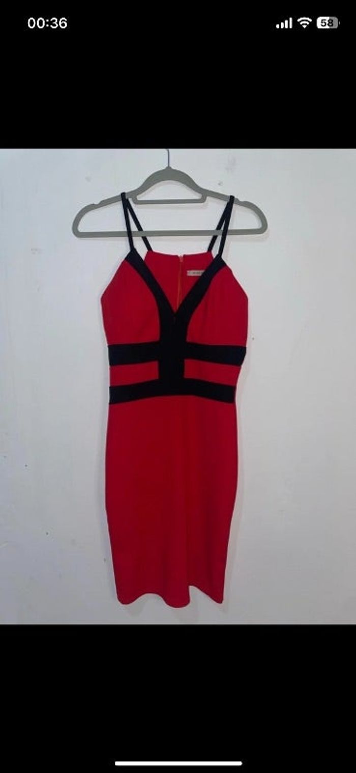 Robe rouge et noire
