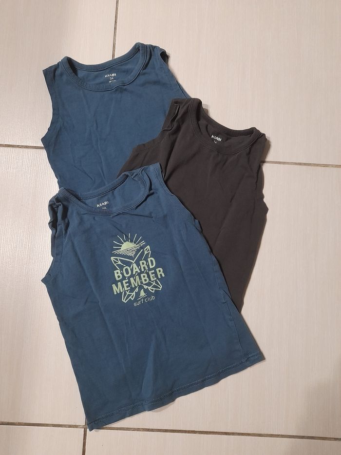 T shirt sans manche 5 ans
Bon état 
5€ le lot