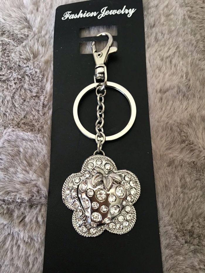 Jolie porte clef en métal argenté et strass fleur fraise (0124) - photo numéro 2