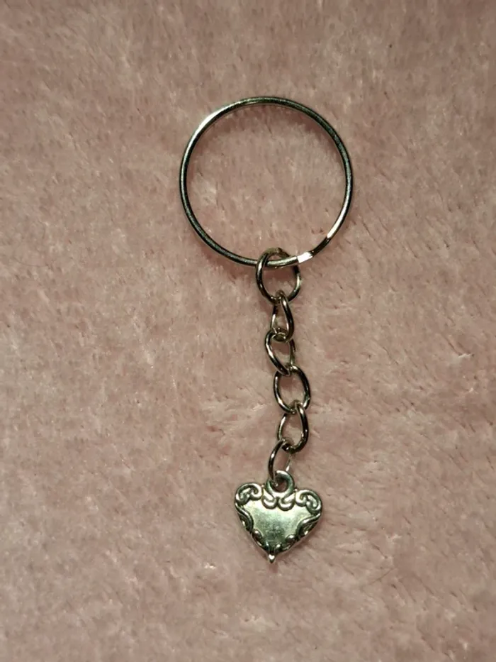 💖 Porte-clé cœur vintage argenté – Romantique et chic