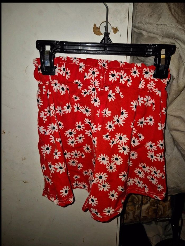 Short fillette rouge a fleur en excellente état Taille 8 ans - photo numéro 2