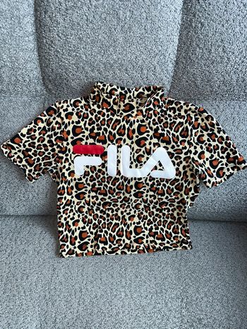 Top crop top manches courtes imprimé léopard Fila