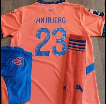 Superbe tenue Marseille taille 8 ans modèle orange 2025