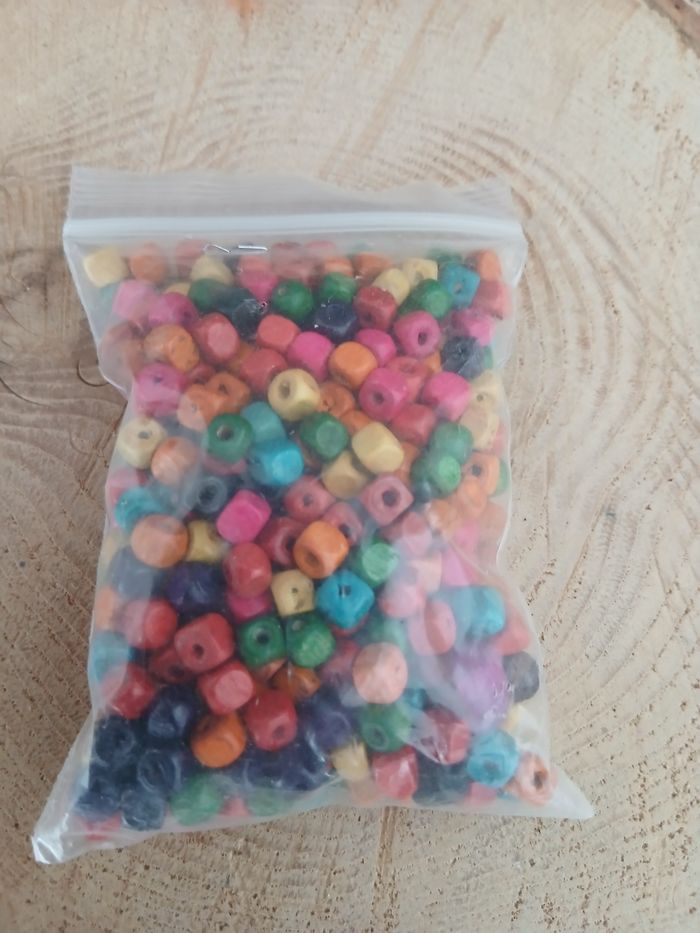 Sachet de 30gramme de perles en bois cubes multicolore - photo numéro 2