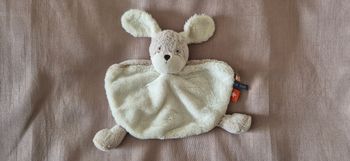 DOUDOU PLAT CHIEN TAPE A L'OEIL 
TAO