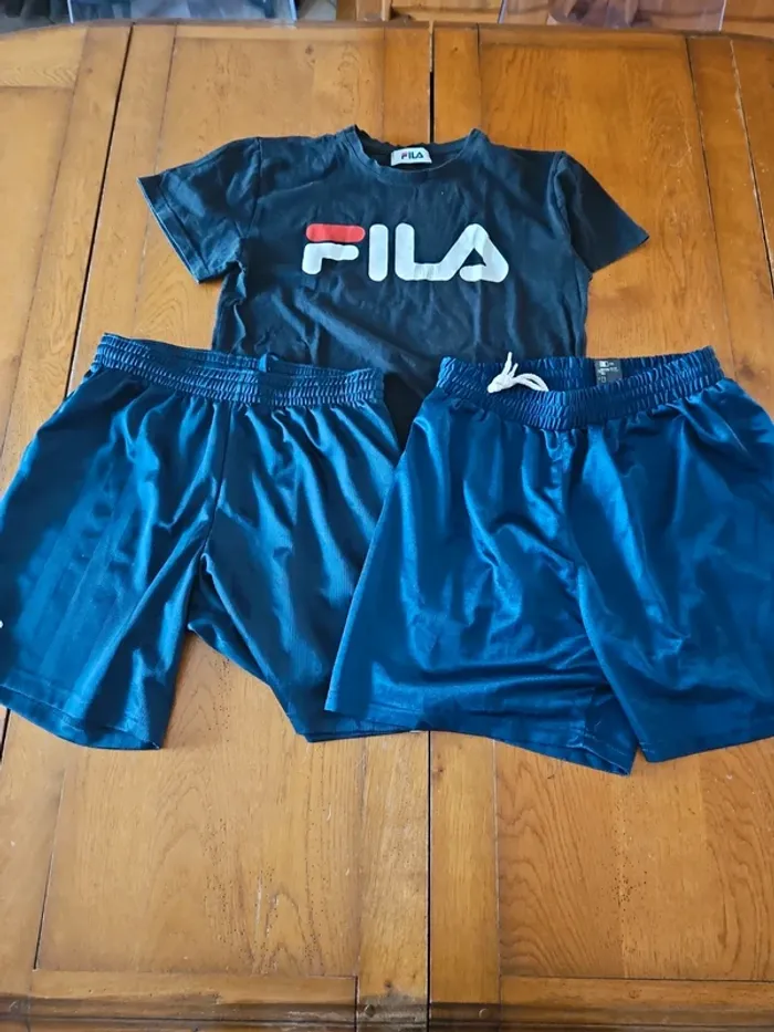 Lot 2 shorts + 1 tee shirt offert