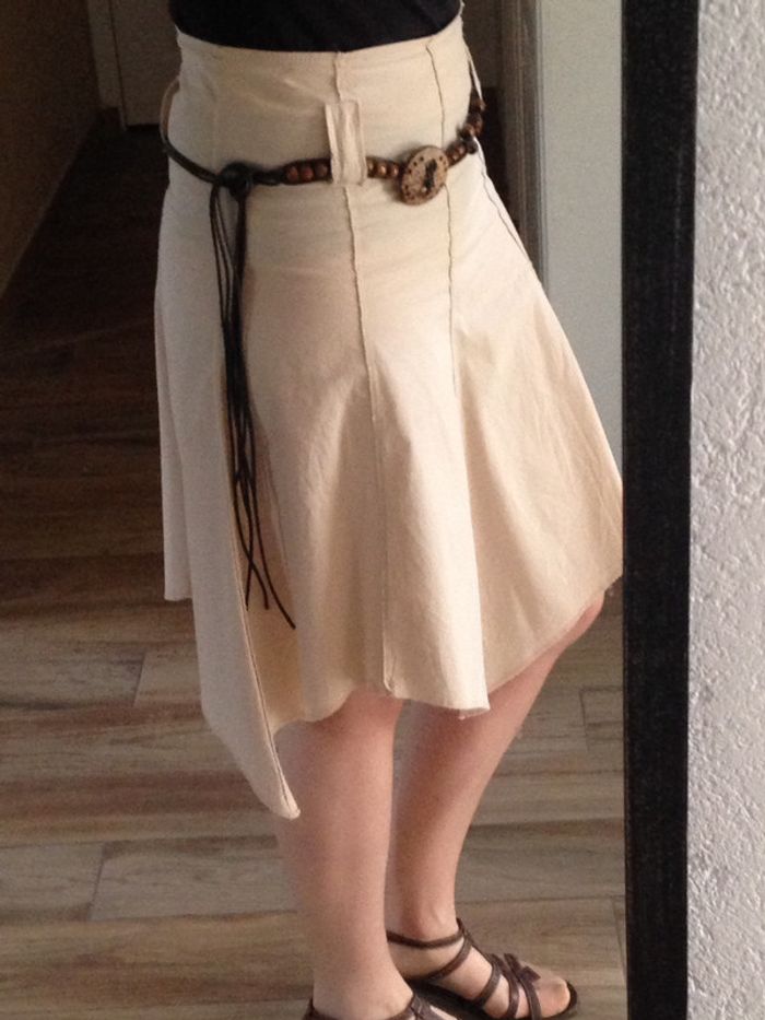 Jupe beige asymétrique Cache cache avec bel accessoire