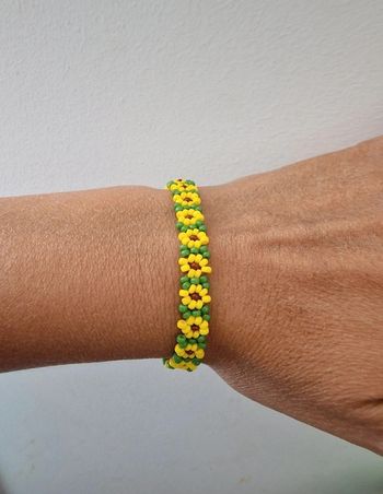 Bracelet en perles motif fleurs tournesols