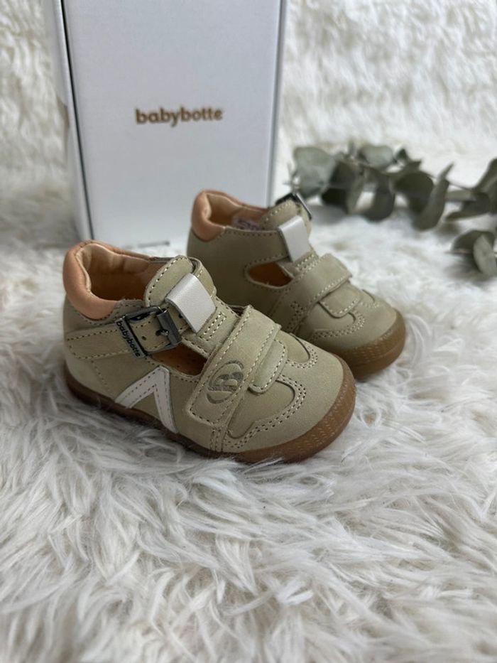 Paire de sandales Babybotte taille 19 - photo numéro 2