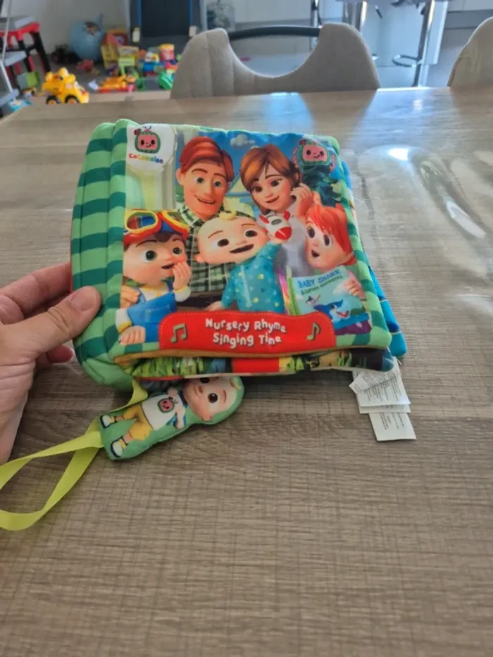 Livre tissu cocomelon