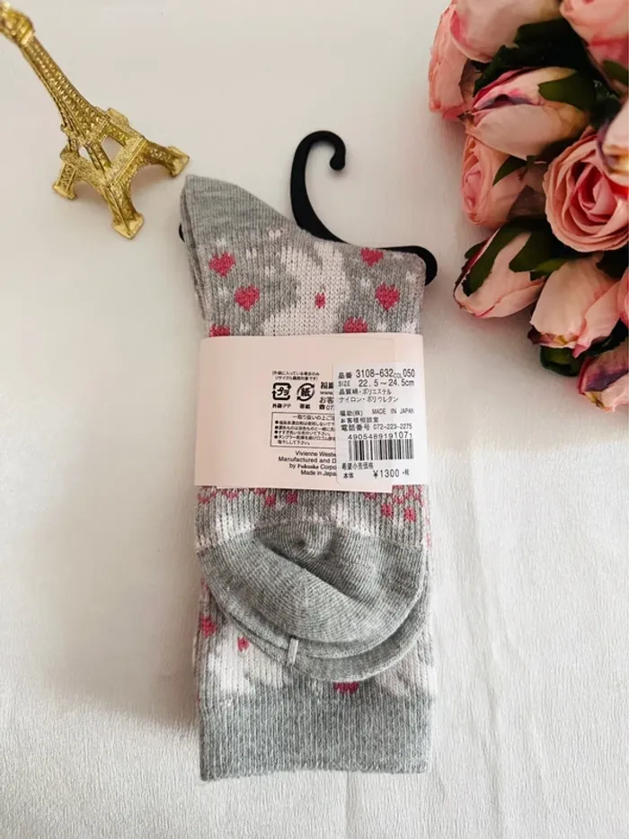 🐇Chaussettes Vivienne Westwood grises à motif lapin blanc, cœurs roses et flocons de neige - photo numéro 3