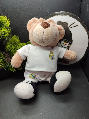 peluche ours football real de Madrid foot blanc noir marron beige short t-shirt nici
