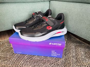 Baskets a scratch marque Lotto pointure 35