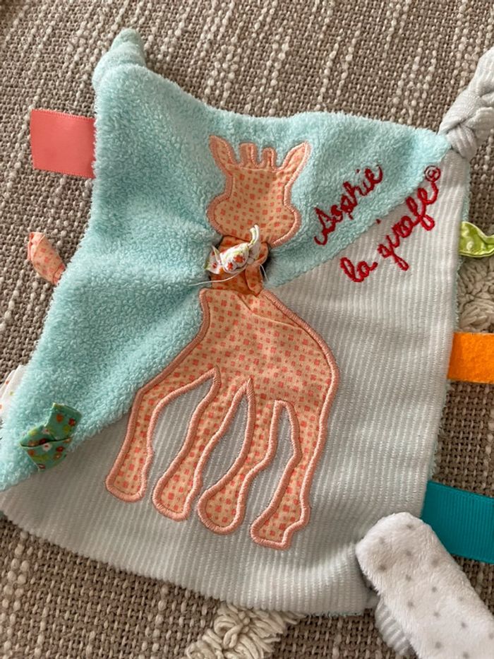 Peluche doudou plat 17cm Sophie la girafe bleu et orange très bon état - photo numéro 2