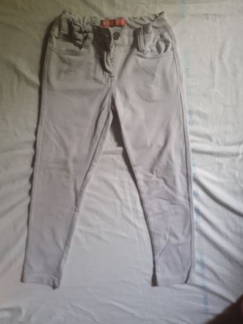 Pantalon gris clair motif poche au dos