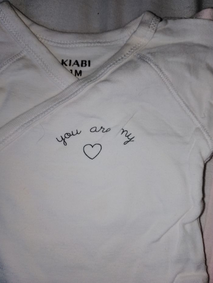 Lot de 2 body Kiabi 1 mois comme neuf - photo numéro 2