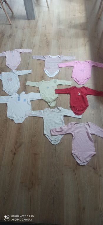 Lot de 9 bodys 12 mois