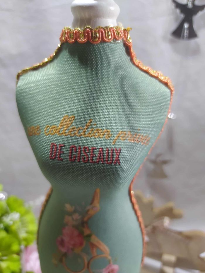 Présentoir buste de couture à bijoux en bois - photo numéro 6