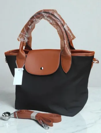 Sac à main noir neuf avec bandoulière ajustable