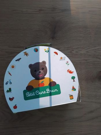 Boîte et livres petit ours brun