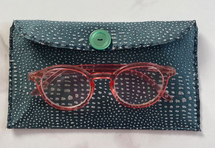 Jolie pochette similicuir vert avec reliefs neuve sac lunettes maquillage etc