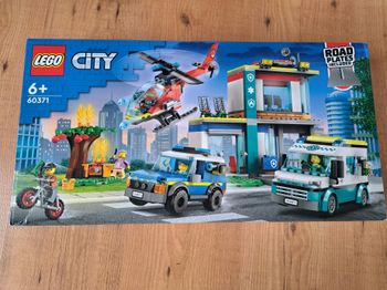 Lego city 60371 le QG des véhicules d'urgence