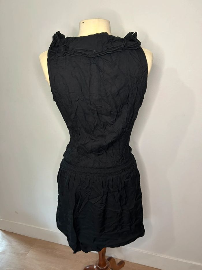 Robe noire avec décolleté plongeant à volants - photo numéro 4