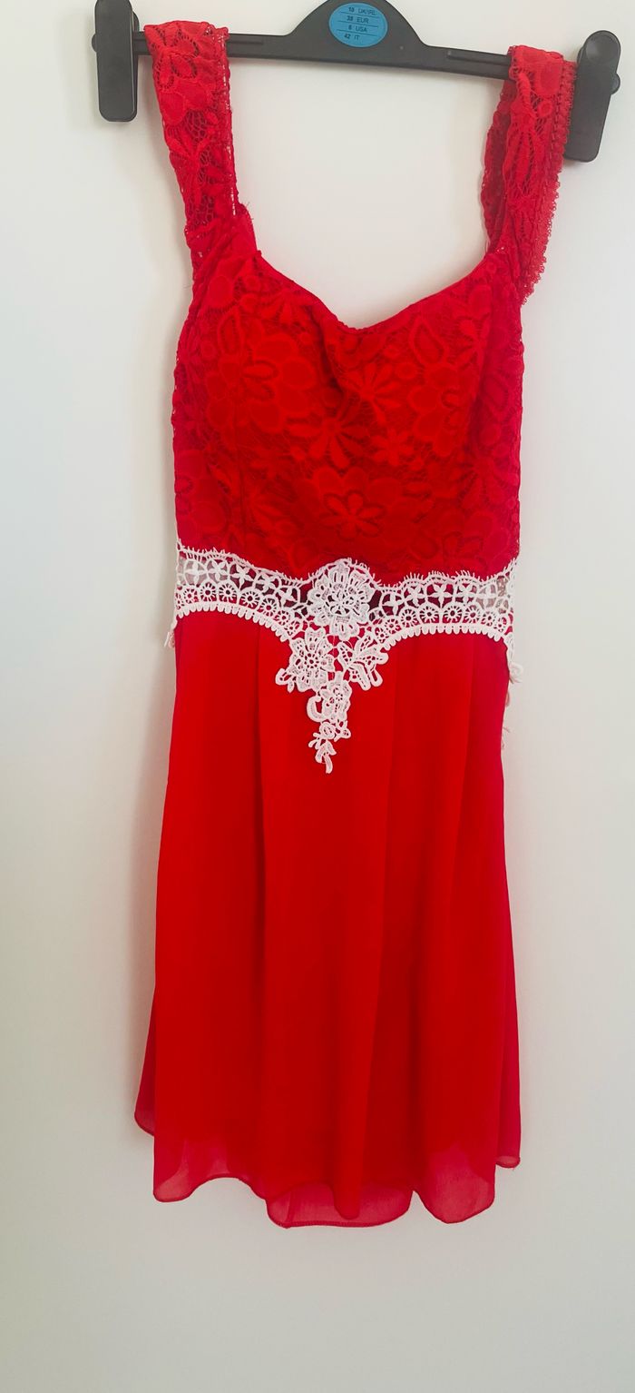 Robe rouge dentelle blanche